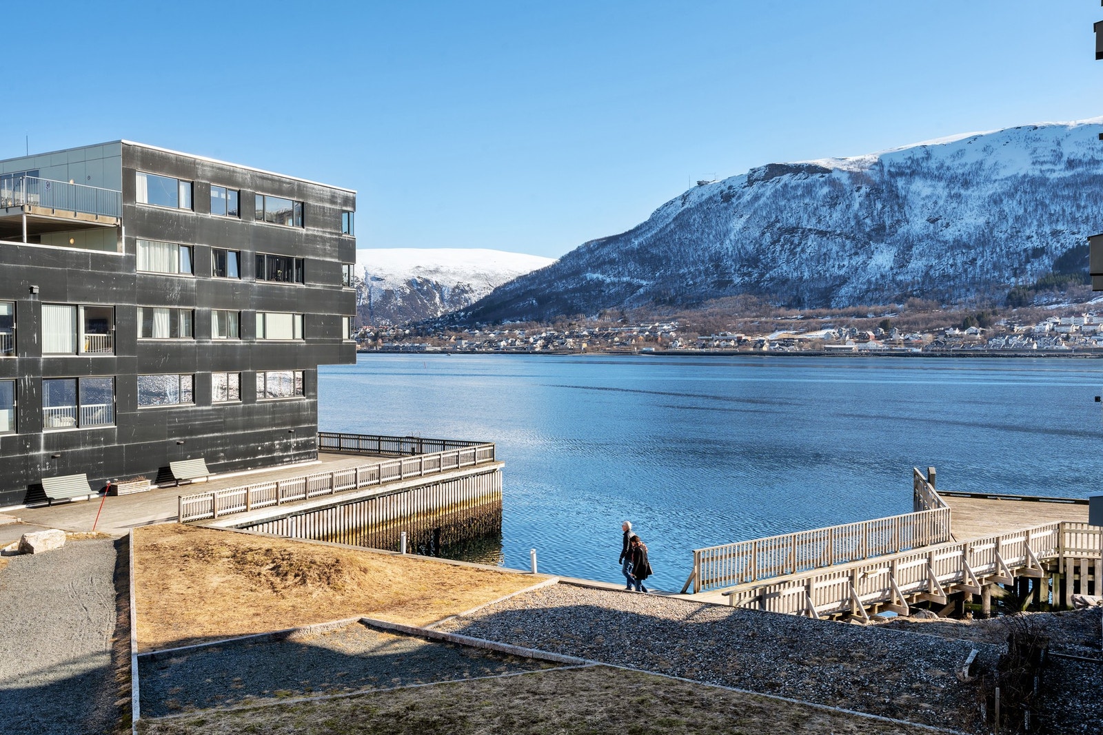 Sameiet har pent opparbeidede uteområder og ei romslig kai mot øst - her kan man nyte utsikten over Tromsøysundet og skipsleia. Galleribilde