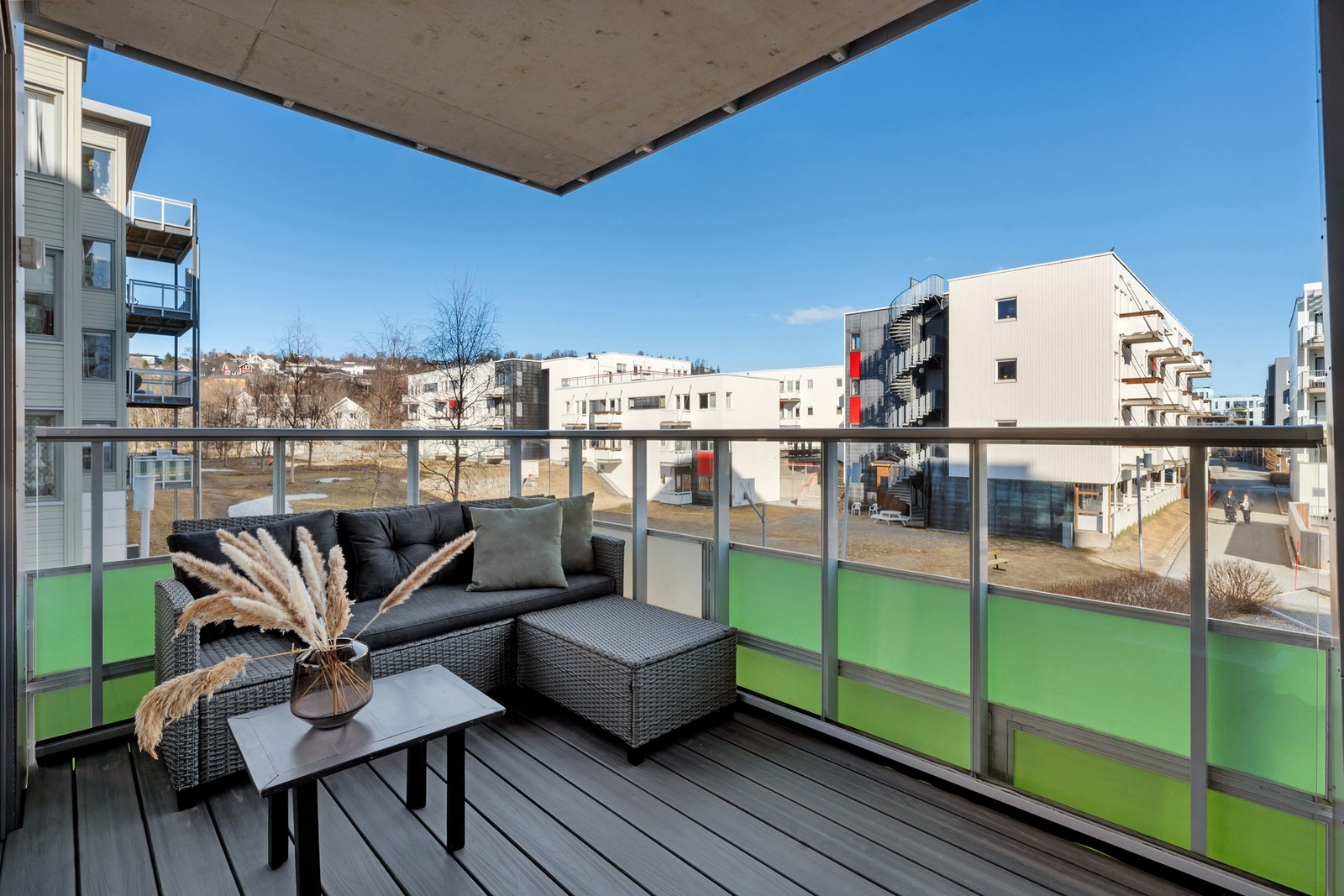 Balkongen er overbygd og har rekkverk i glass og metall. Galleribilde