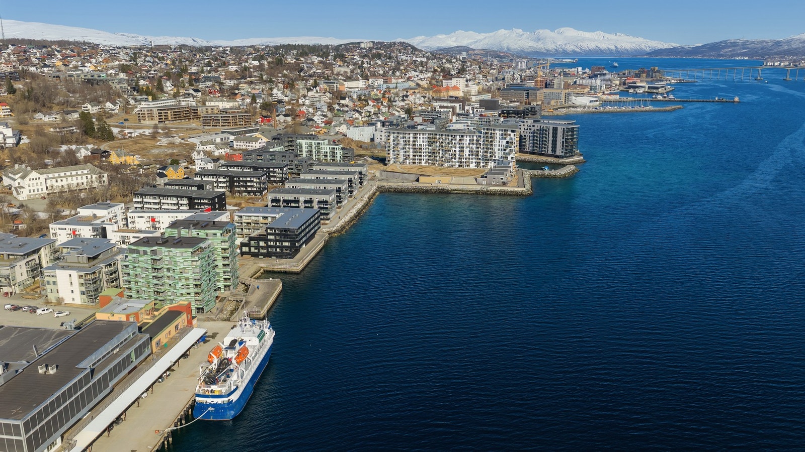 Tromsø sentrum er kun 1 km unna, og det er sykkel- og gangforbindelse som gjør det lett å komme seg rundt uten bil. Galleribilde