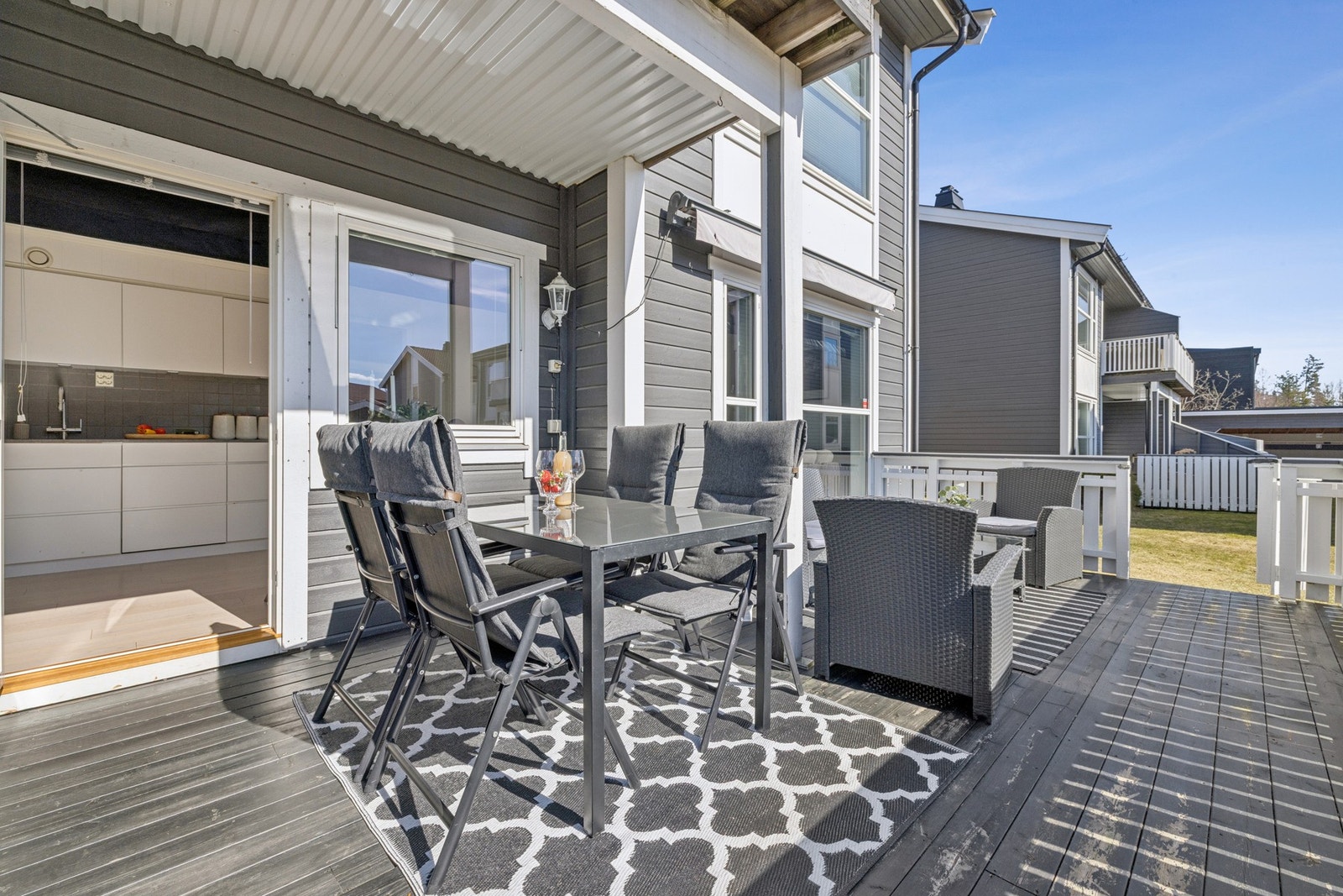 Stor og innbydende terrasse på ca. 21 kvm med gode solforhold. Galleribilde