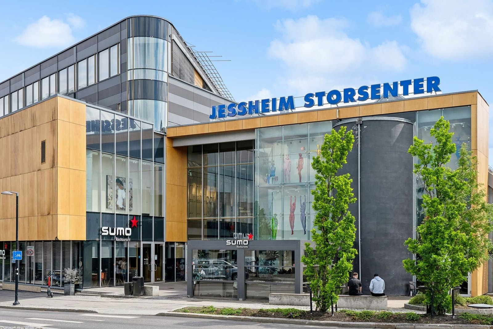 Jessheim sentrum ligger i kort avstand fra boligen og tilbyr et bredt utvalg av butikker, serveringssteder og kulturtilbud. Galleribilde