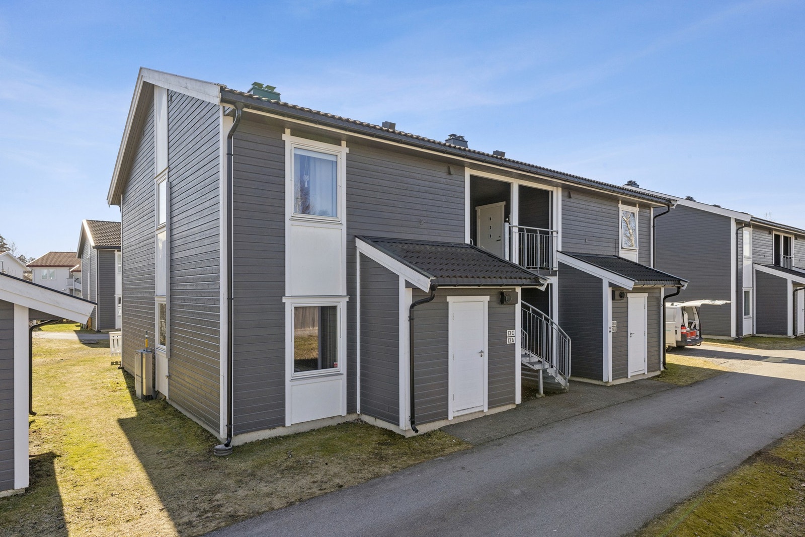 Boligen disponerer carport med installert elbillader, noe som gir en enkel og moderne hverdag. Galleribilde