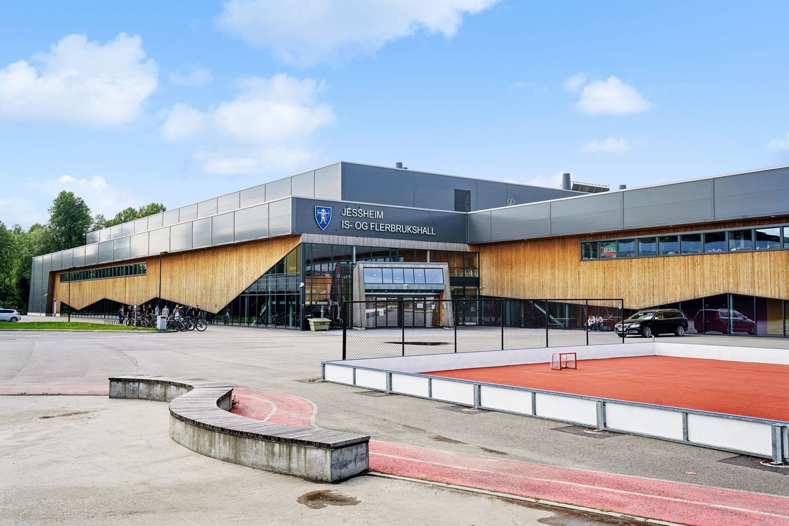 Jessheim stadion og Jessheim is- og flerbrukshall tilbyr et bredt spekter av aktiviteter, inkludert håndball, innebandy, volleyball, løping og skøyteaktiviteter. Galleribilde