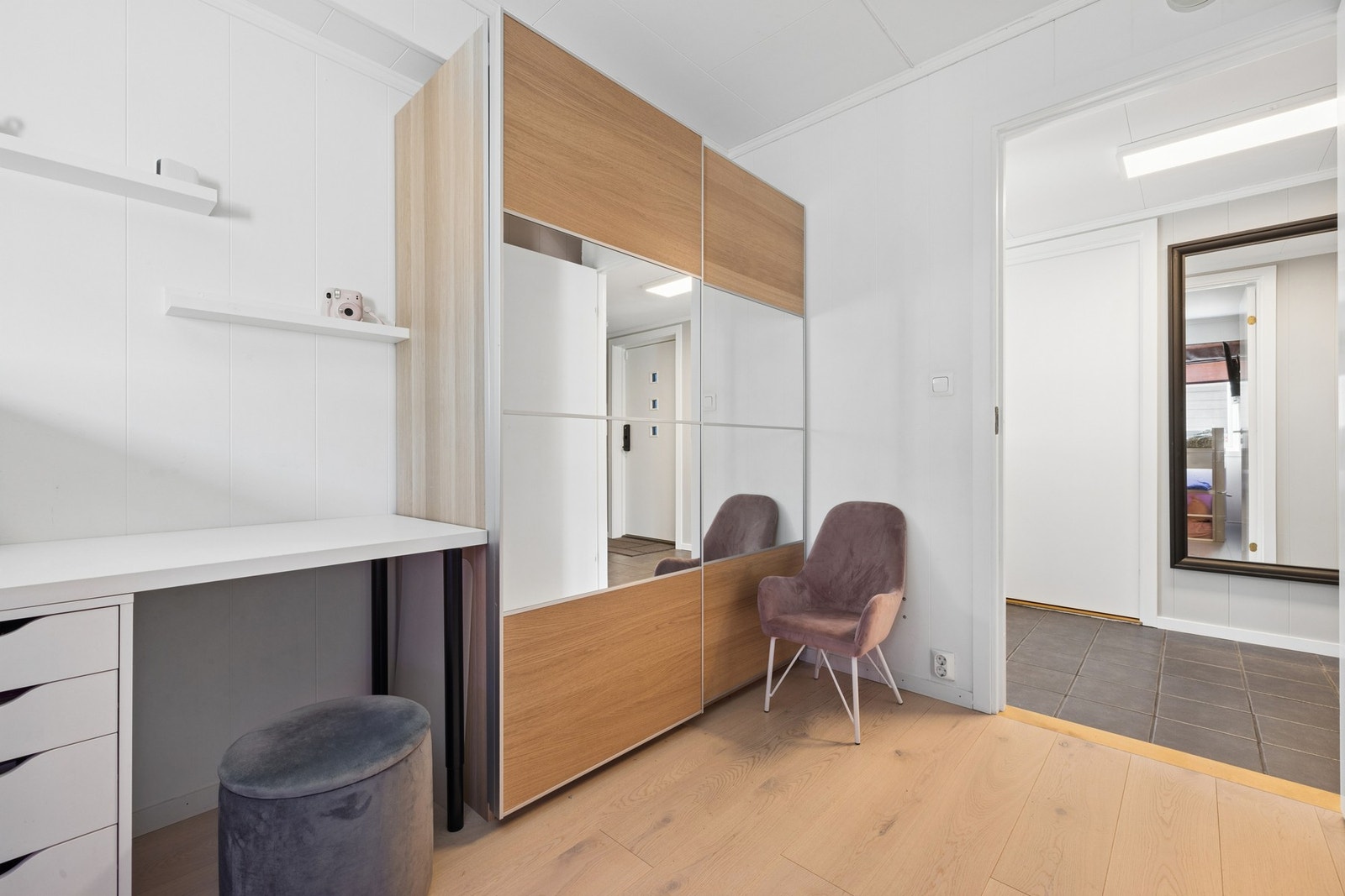 Soverom 2 er av god størrelse med plass til seng og mindre soveromsmøblement. Soverommet er også utstyrt med skyvedørsgarderobe for ekstra oppbevaring. Galleribilde