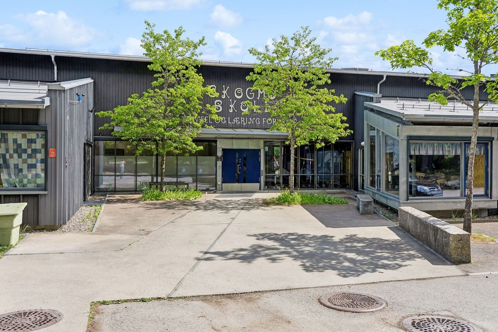 For barnefamilier er området spesielt godt tilrettelagt, med kort vei til lekeplasser, barnehager og skoler. - Skogmo skole. Galleribilde