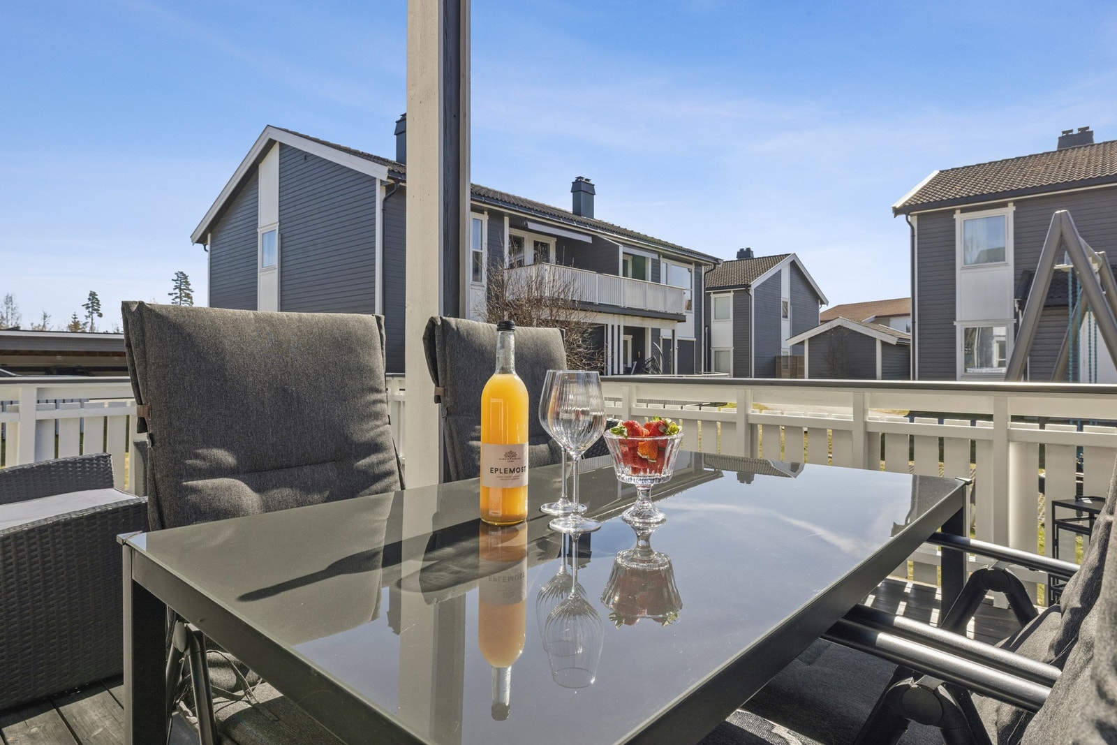 Terrasse med god størrelse og fine solforhold - perfekt for morgenkaffen eller sene sommerkvelder. Galleribilde