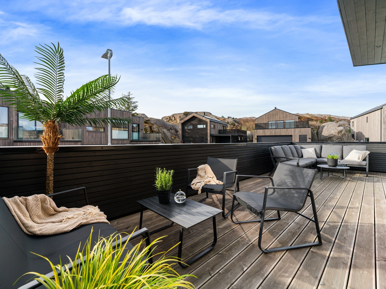 Fra stuen har man utgang til boligens terrasse. Galleribilde