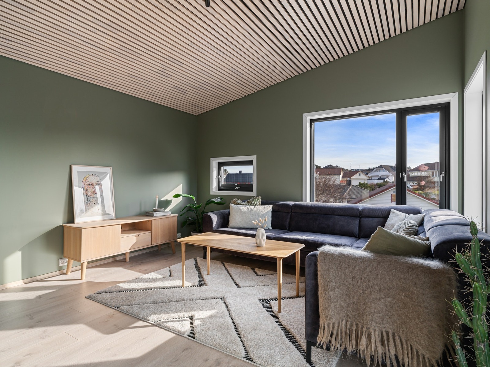 Denne løsningen gir stor fleksibilitet når det kommer til møblering, og rommet kan enkelt tilpasses ulike behov. Galleribilde