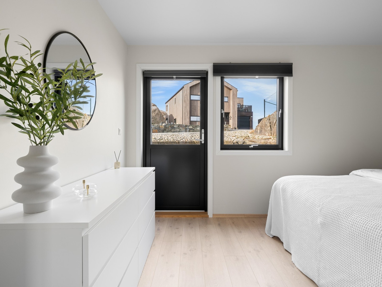 Fra hovedsoverommet har du også utgang til boligens uteområde. Galleribilde