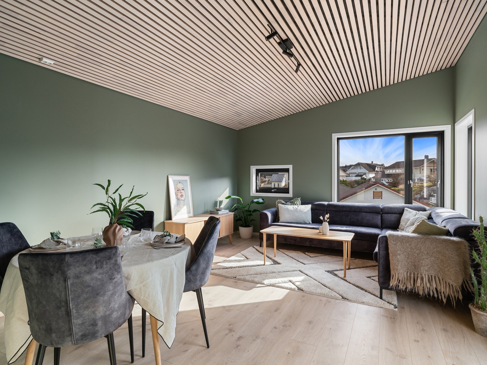 Stuen og kjøkkenet ligger i en åpen løsning. Galleribilde