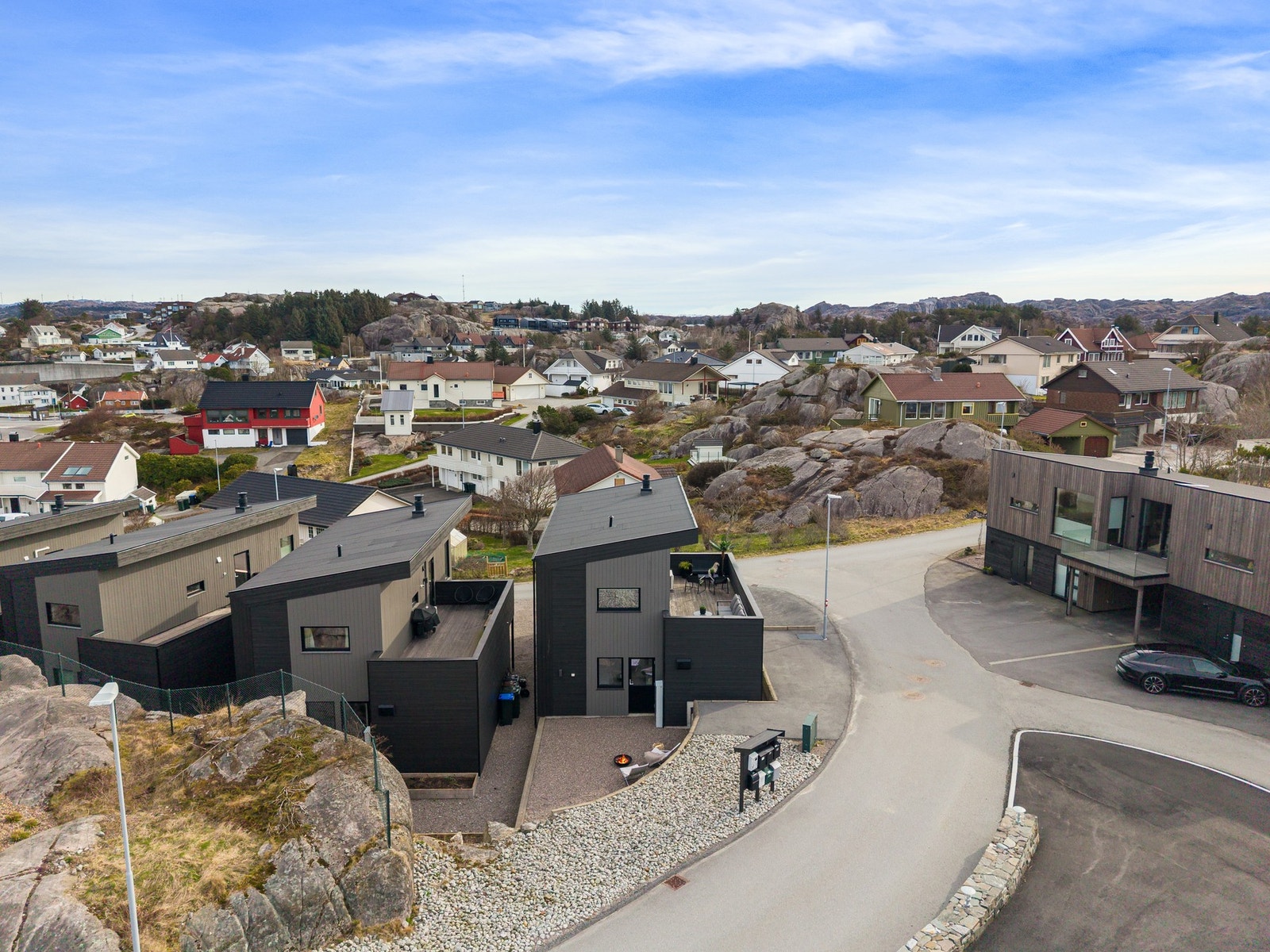 Boligen har en pent opparbeidet uteområde på baksiden av boligen Galleribilde
