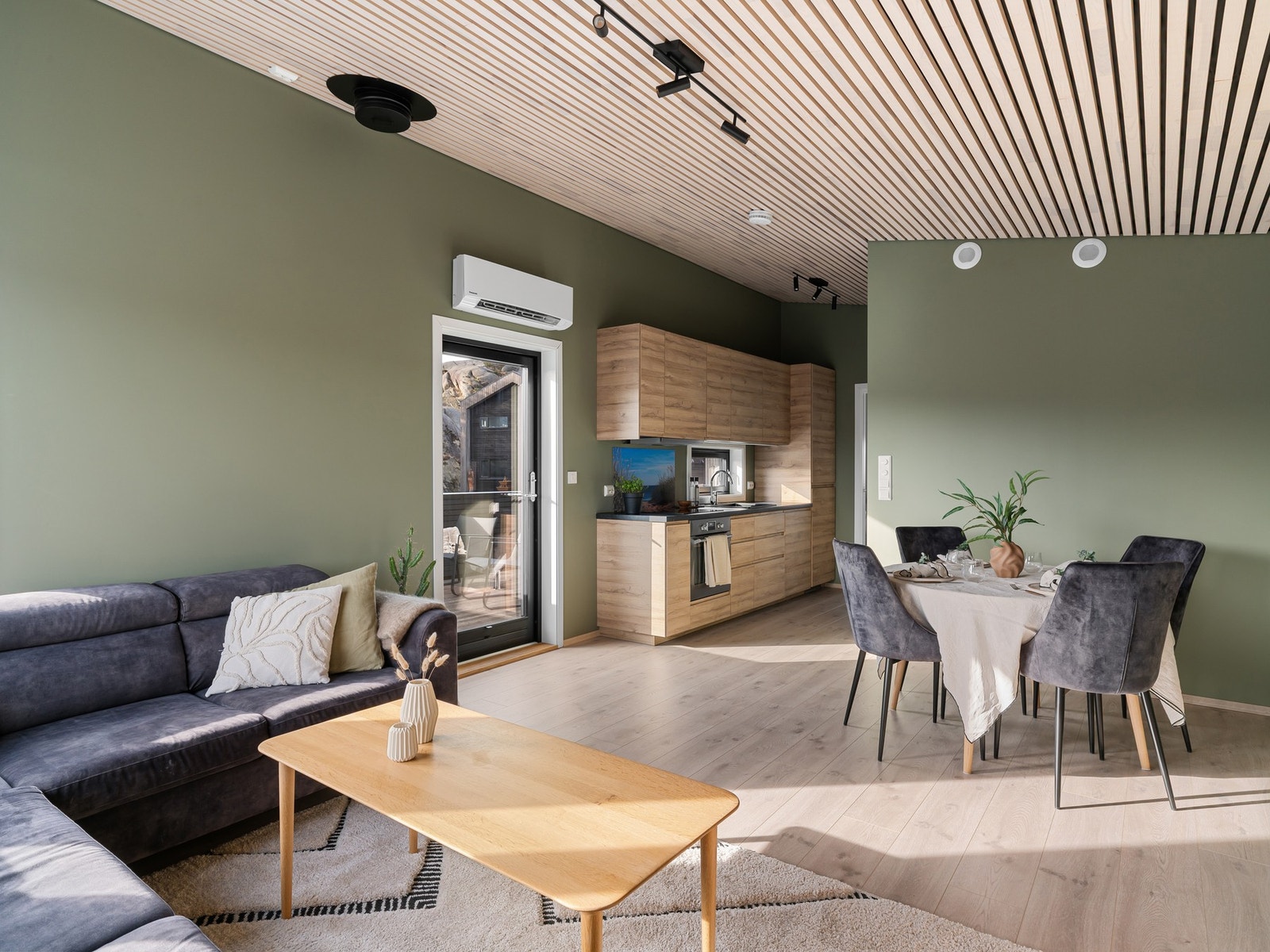 Det er god plass til å innrede med flere soner - med for eksempel en komfortabel sofagruppe og spisebord. Galleribilde