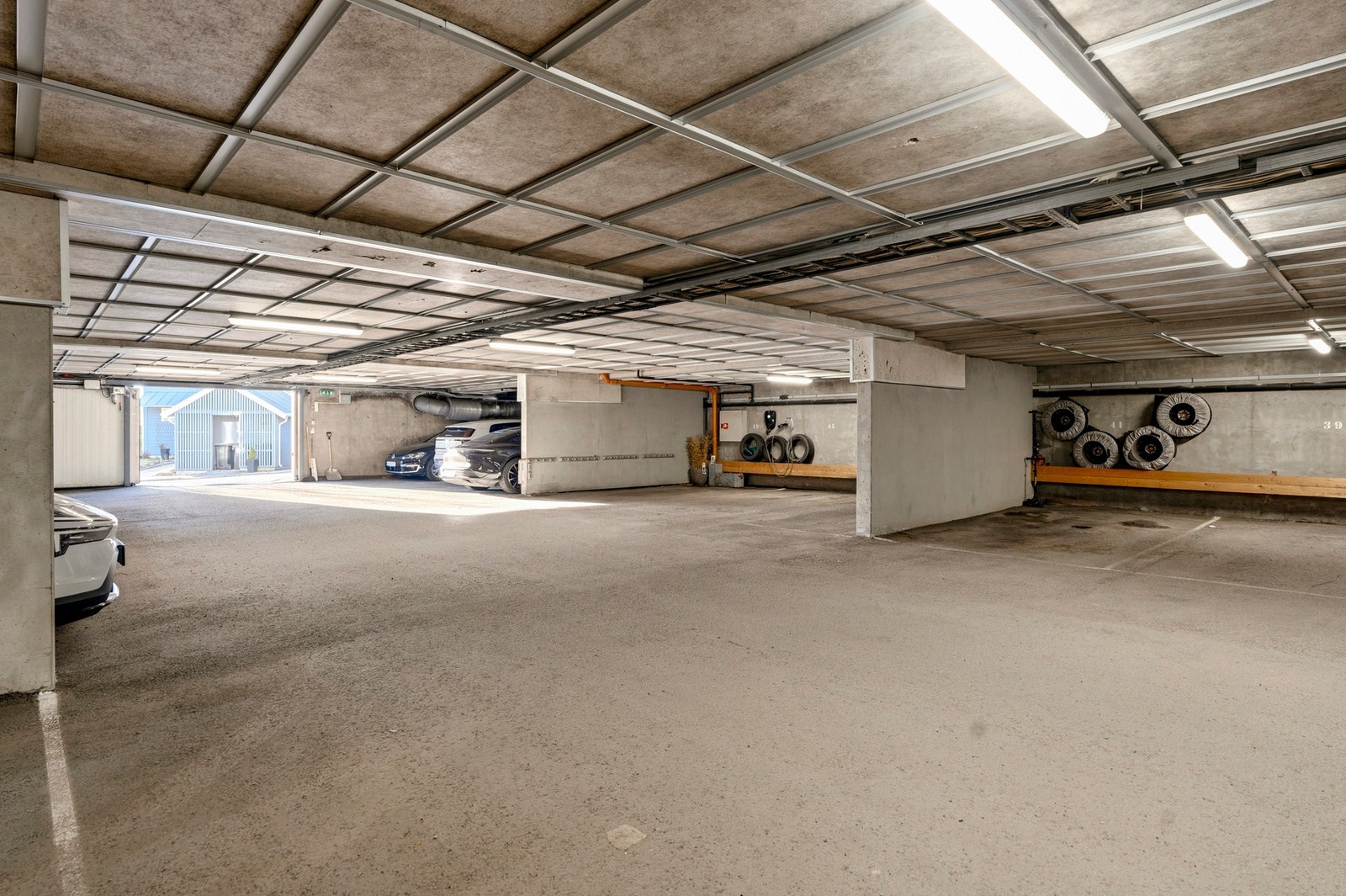 Det følger en biloppstillingsplass i garasjekjeller. Det er mulig å installere lader for EL-bil Galleribilde