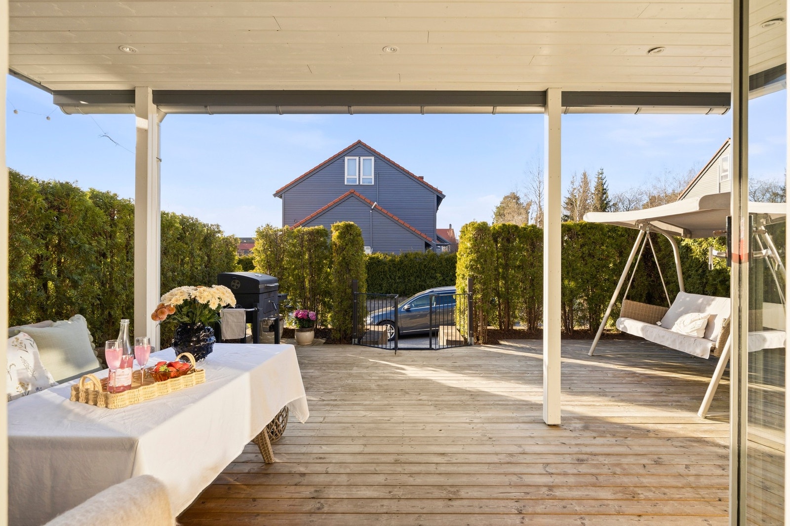 På terrassen er det god plass til både sittegrupper, grill og hyggelige sammenkomster Galleribilde