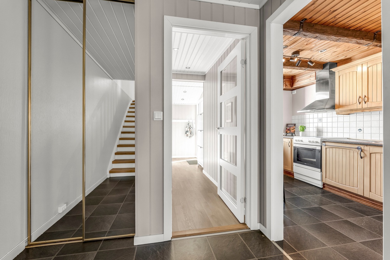 I hallen har man tilgang til garderobe for oppbevaring Galleribilde