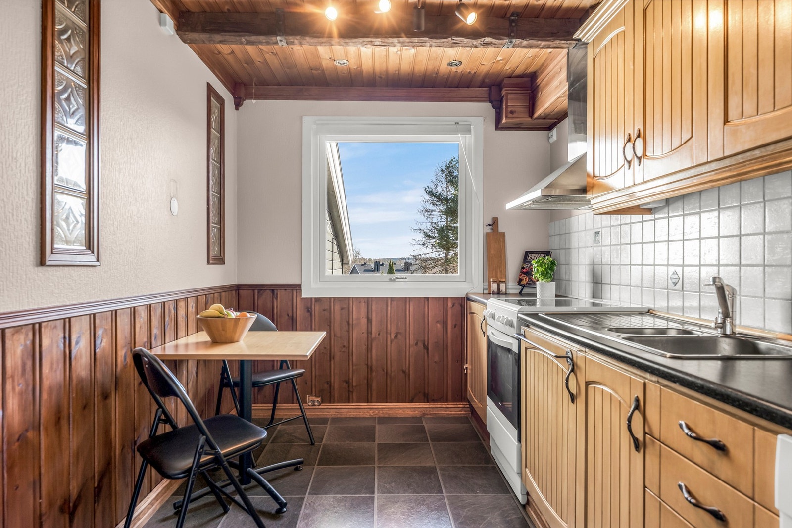 God plass for et frokostbord til familien Galleribilde