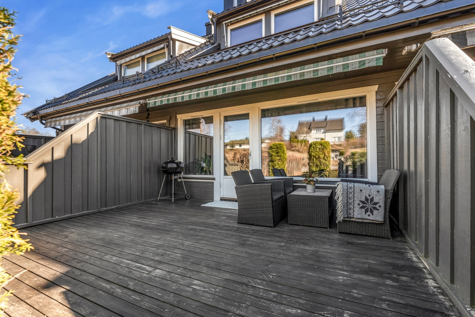 Terrassen har god plass for både grill, lounge mm Galleribilde