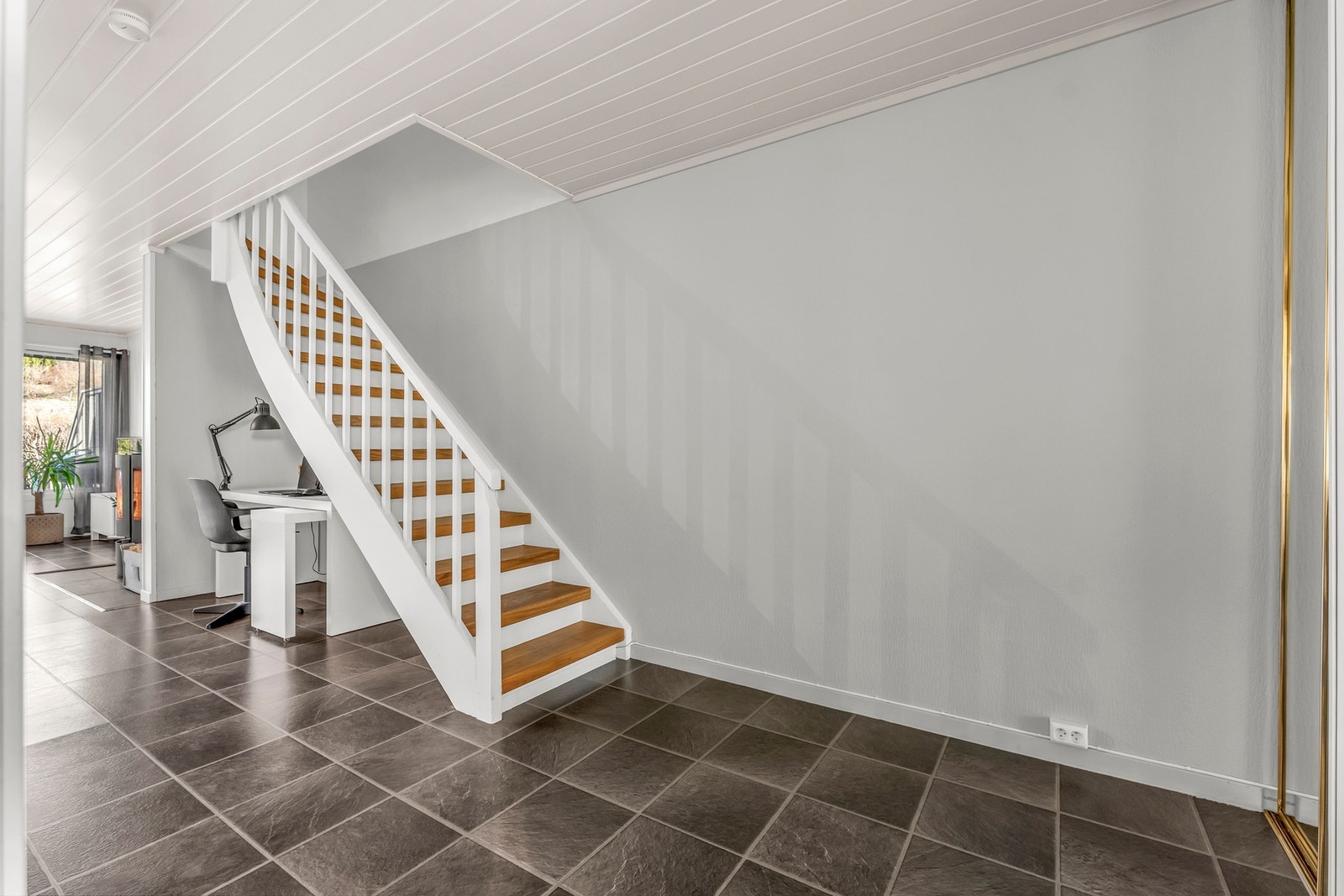 Mot stuen er trappen opp mot andre etasje Galleribilde