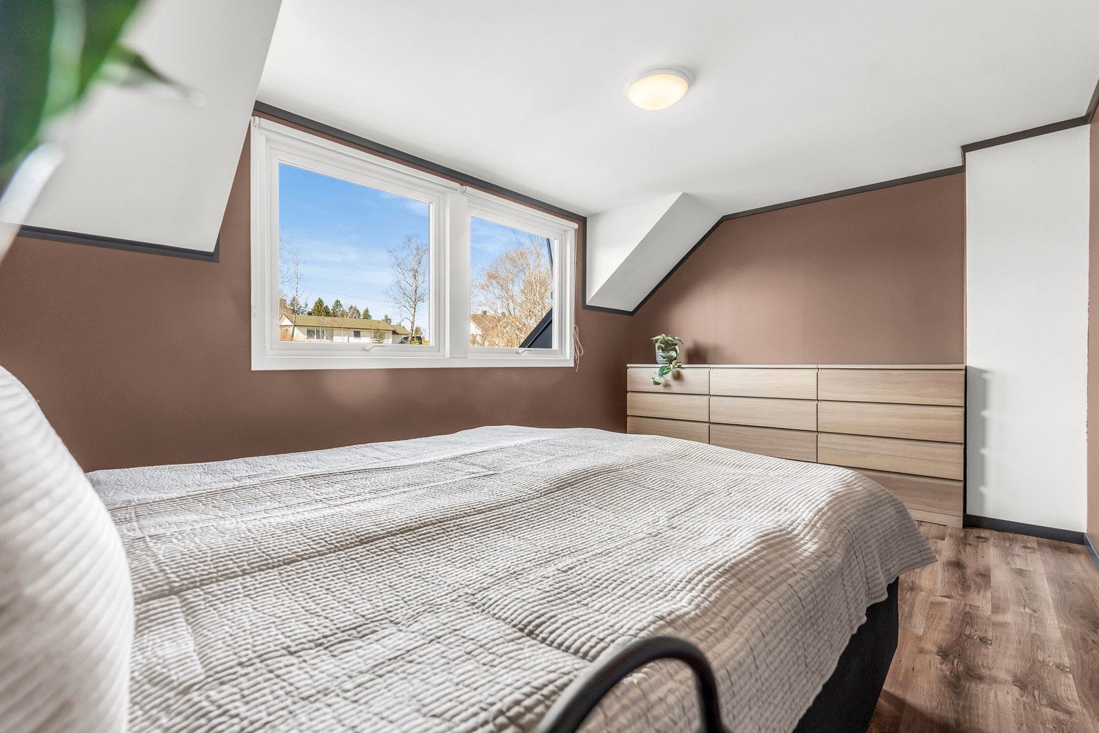 Flott utsikt fra soverommet. God plass for en større garderobe Galleribilde