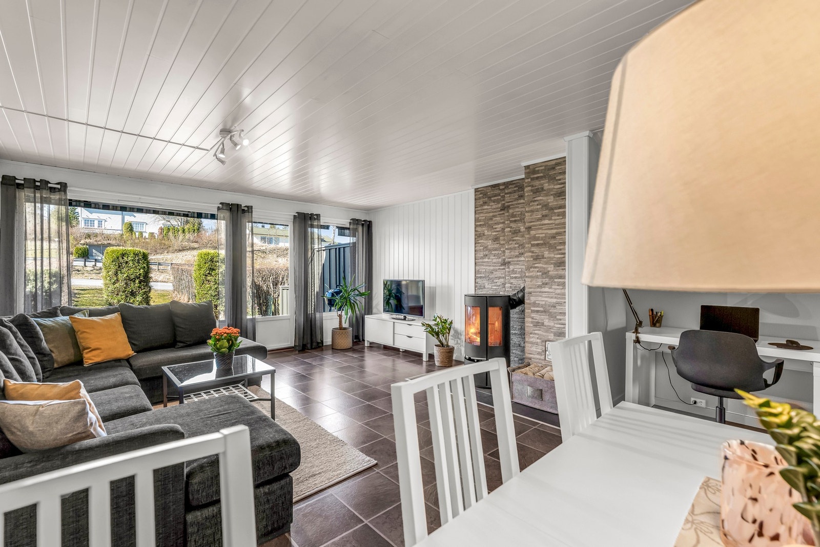 Fra stuen har man utgang til flott terrasse og egen hage Galleribilde