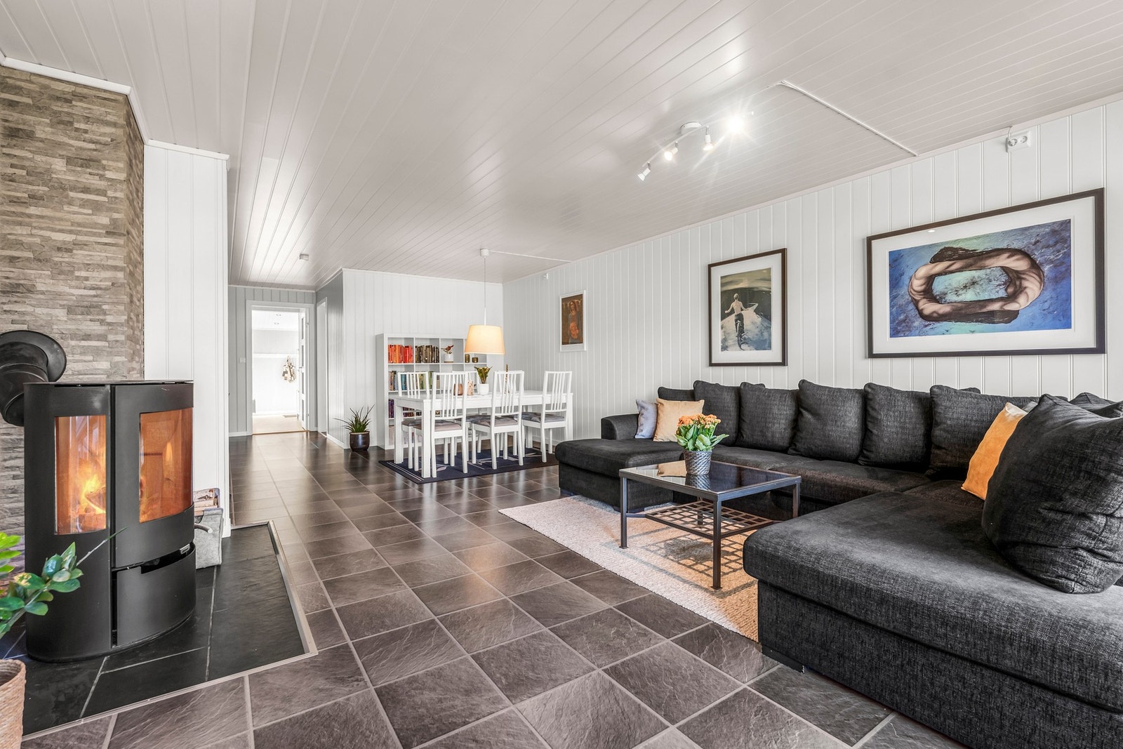 Stor og tiltalende stue med mange muligheter for innredning Galleribilde