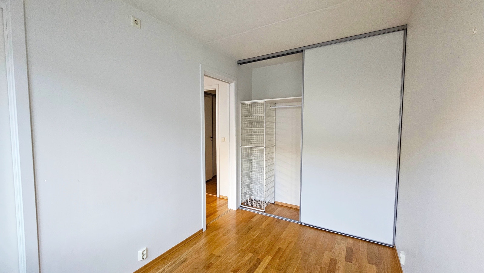 Soverom med garderobe Galleribilde