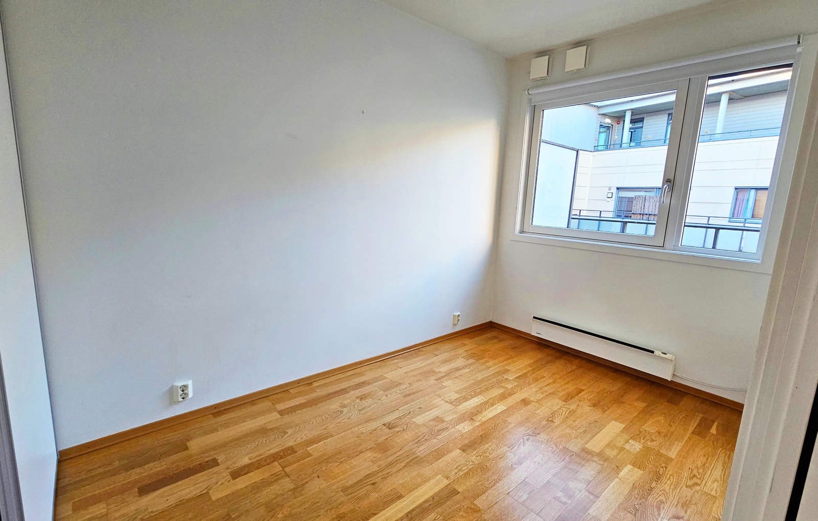 Soverom med panelovn, garderobe og rullegardin Galleribilde