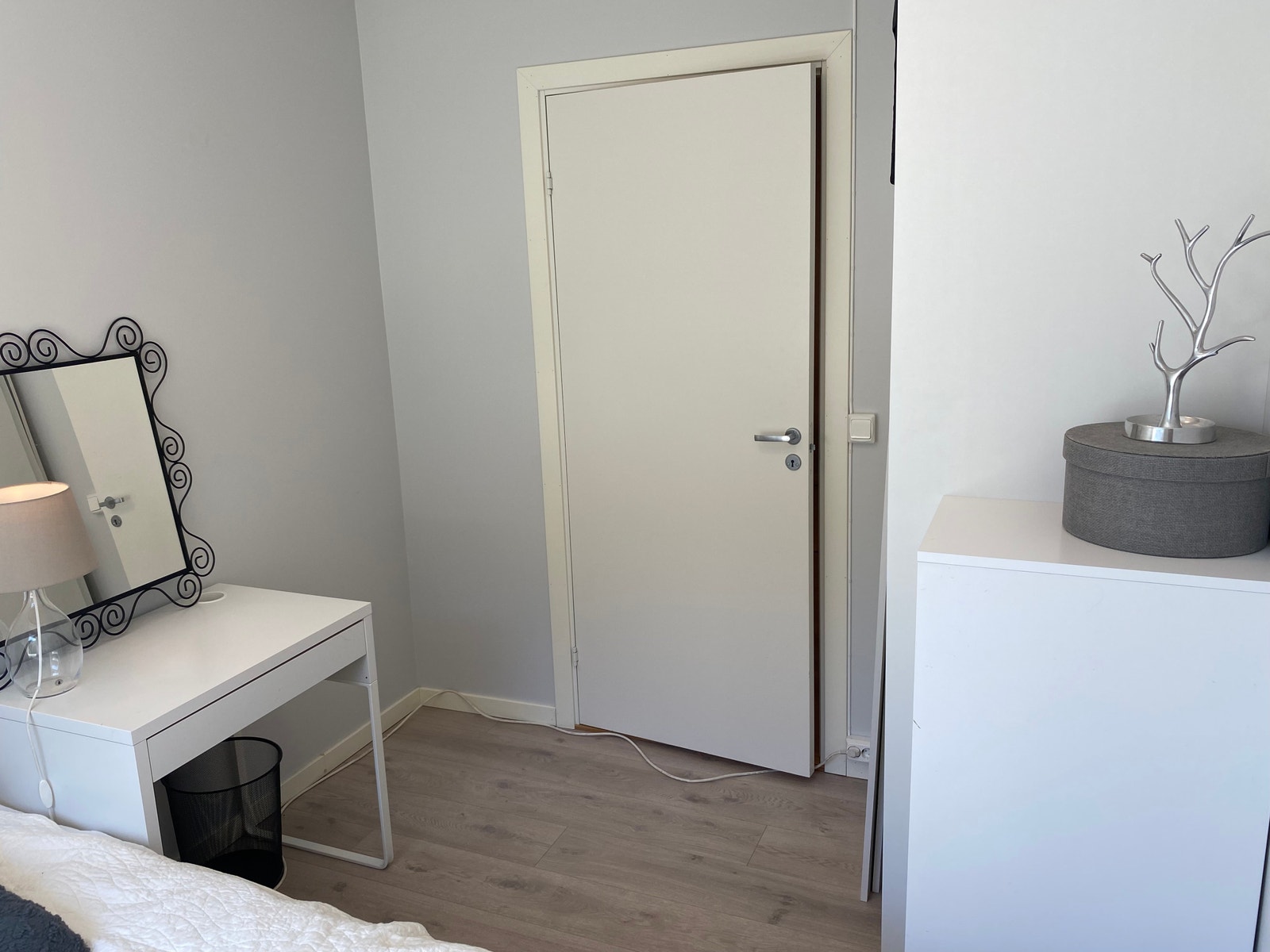 Soverom som ligger for seg selv i gangen. Arkivbilde fra tilsvarende, men speilvendt leilighet. Galleribilde