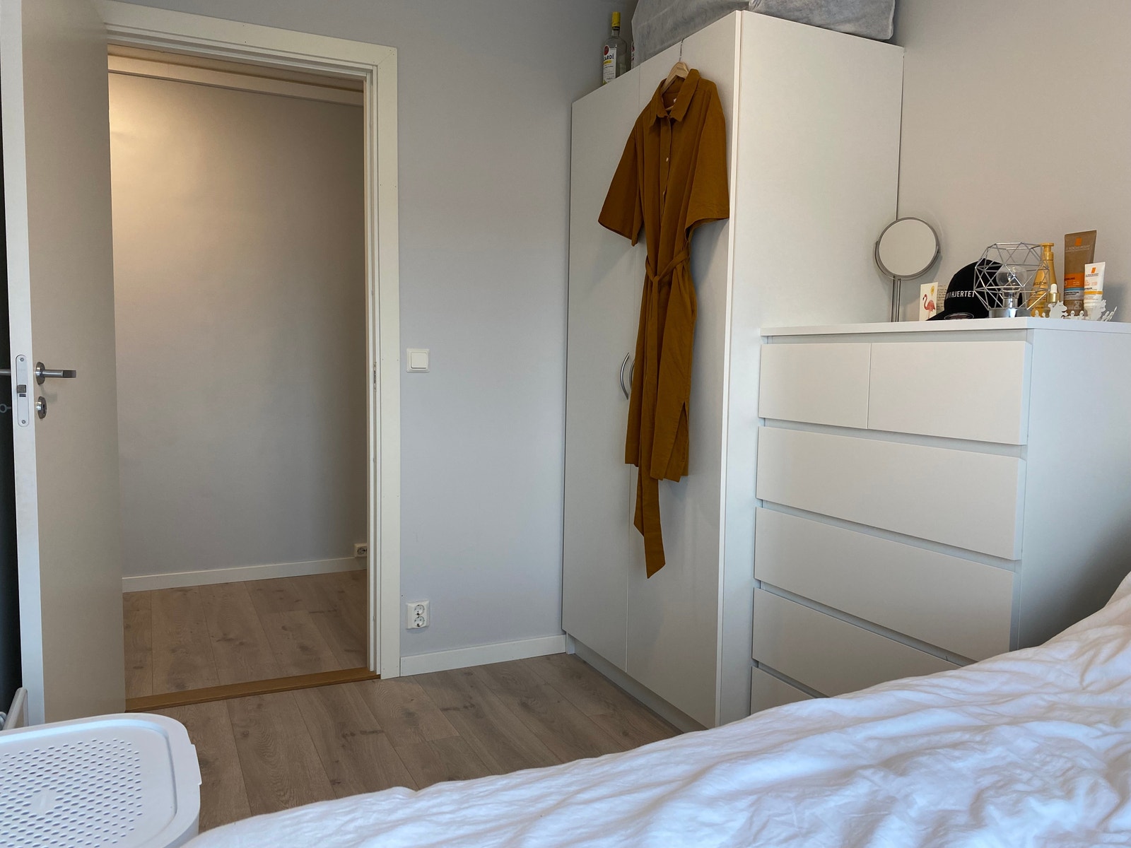Soverom en av to som ligger ved siden av hverandre. Arkivbilde fra tilsvarende, men speilvendt leilighet. Galleribilde