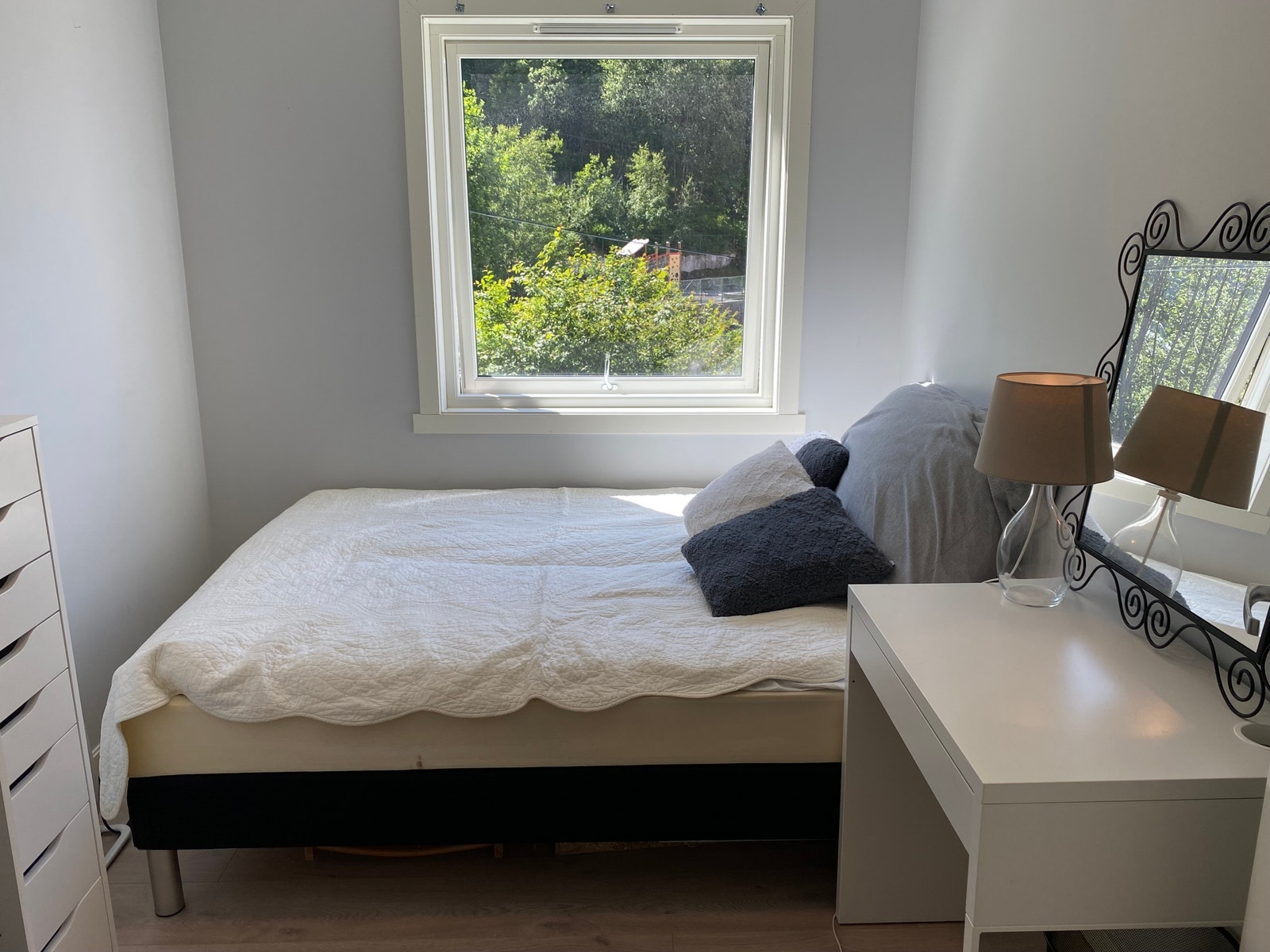Soverom som ligger for seg selv i gangen. Arkivbilde fra tilsvarende, men speilvendt leilighet. Galleribilde