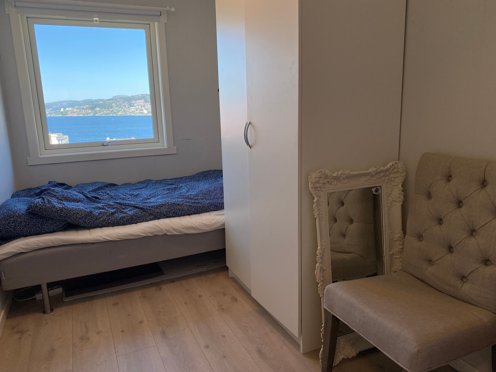 Soverom en av to som ligger ved siden av hverandre. Arkivbilde fra tilsvarende, men speilvendt leilighet. Galleribilde
