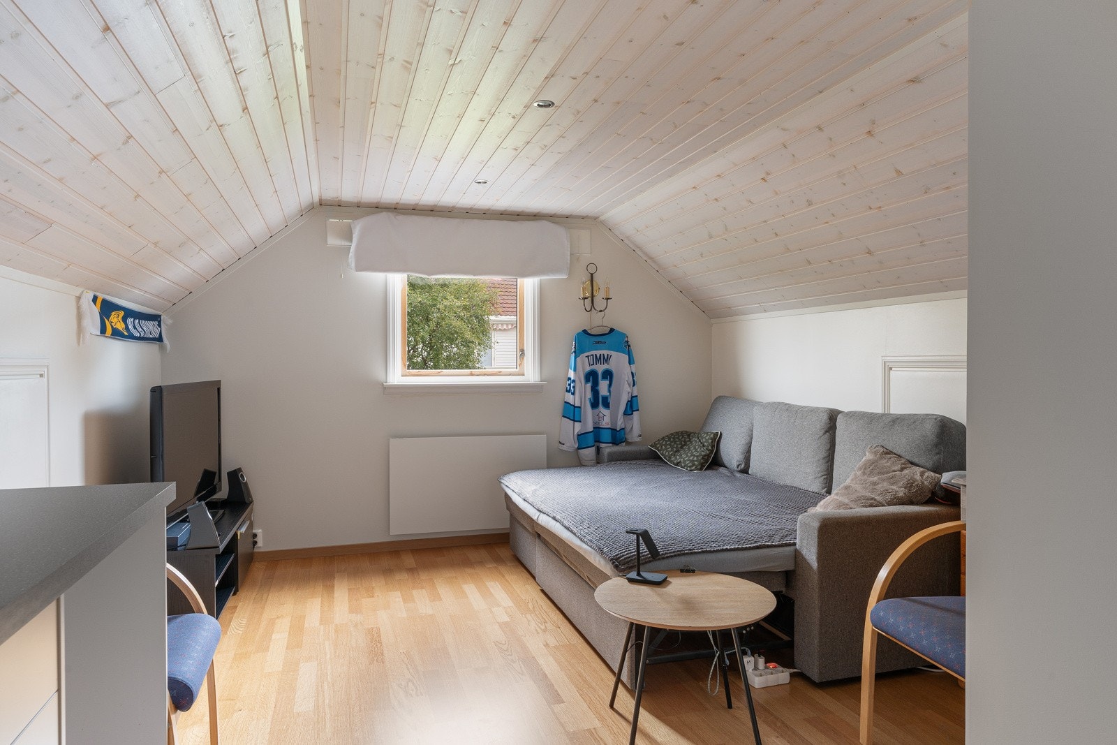 Lofteetasjen er innredet. Dette rommet står som uinnredet på tegningene og er ikke søkt og godkjent hos Tromsø kommune. Galleribilde