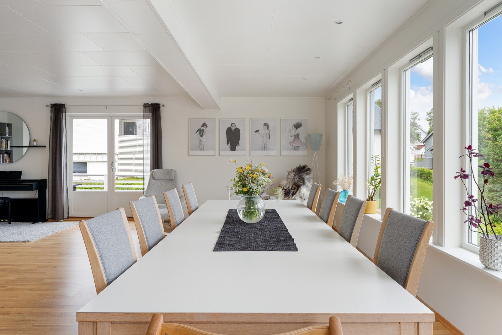 Plass til et spisebord for sosiale sammenkomster. Galleribilde
