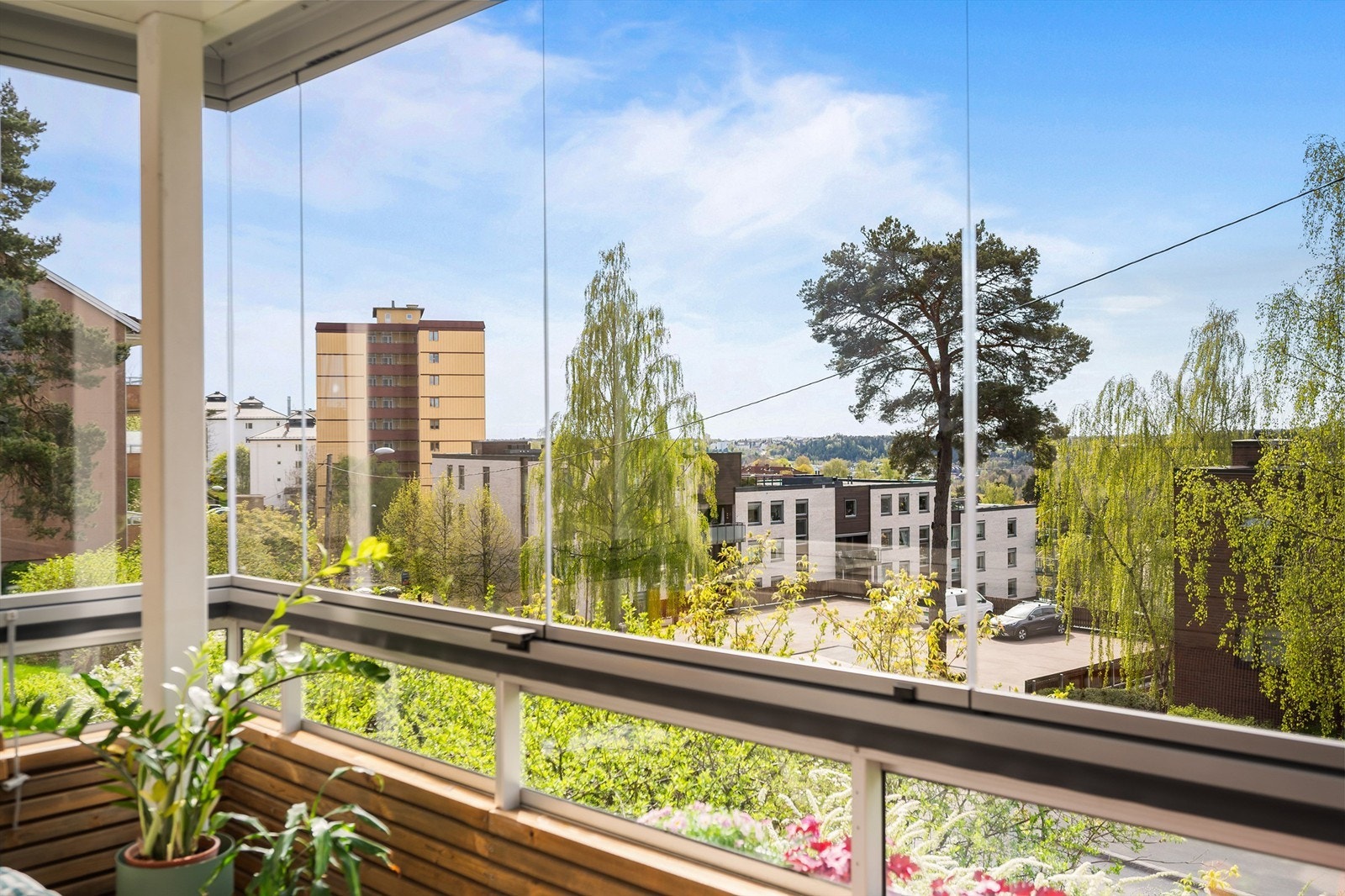 Balkongen er innglasset og føles ut som en naturlig forlengelse av stuen, spesielt på sommerstid. Galleribilde