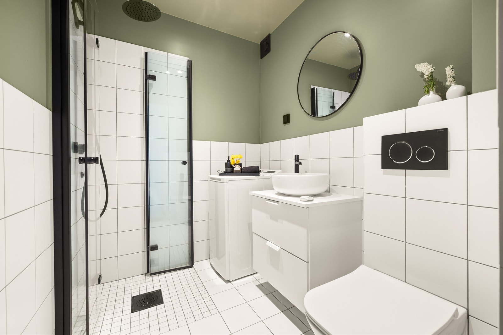 Badet ble pusset opp i 2021 og er pent flislagt gulv med varme, samt delvis flislagte vegger. Galleribilde