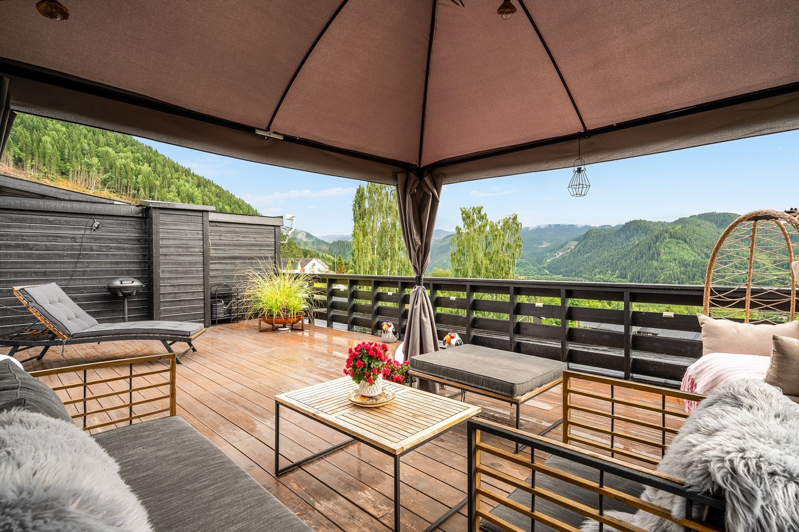 Proaktiv Eiendomsmegling ved Zuzanna Muszkiet ønsker deg hjertelig velkommen til en lekker og innholdsrik terrasseleilighet. Galleribilde