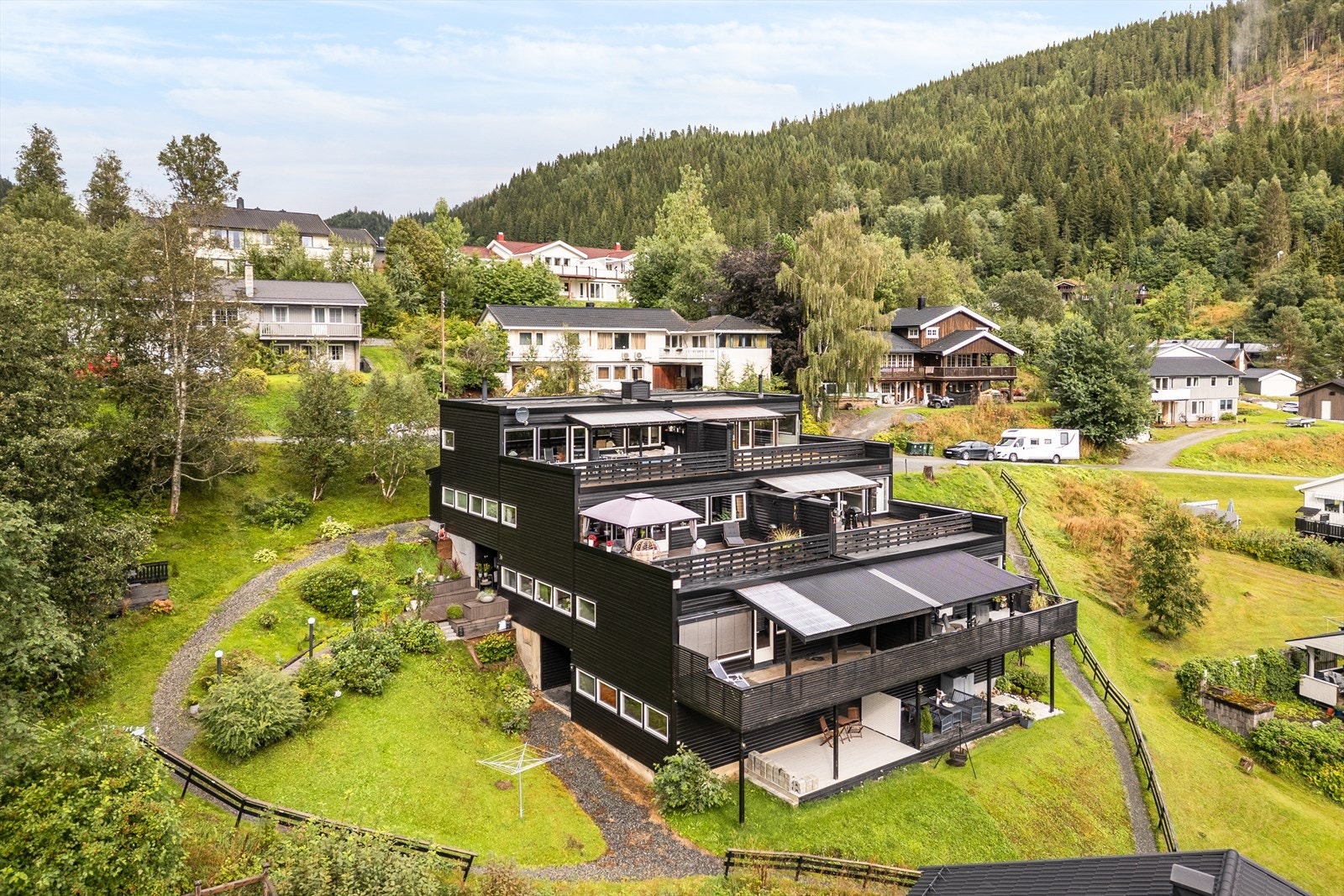 Frøset Terrasse er et veldrevet borettslag med 6 andeler, beliggende i et rolig og attraktivt boligområde på Støren. Galleribilde
