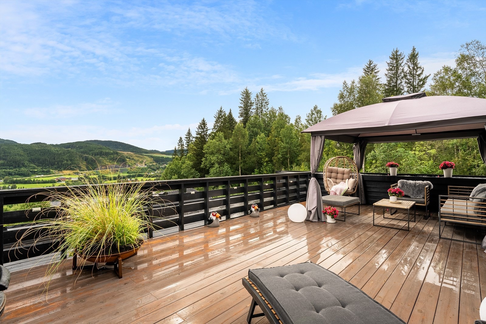 Leiligheten har en stor sørvendt terrasse på ca. 38 kvm med sol fra formiddag til kveld på sommerstid. Galleribilde