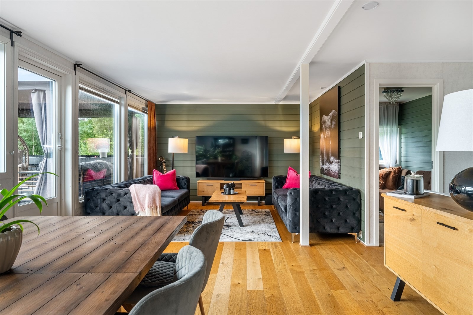 Det er god plass til å innrede både en sofakrok og et spisebord i hver sin del av rommet. Galleribilde