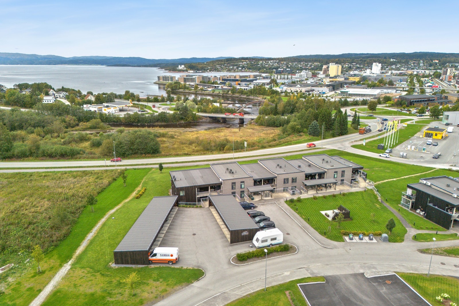 Sentral beliggenhet med gangavstand til dagligvare, kjøpesenter, barnehage, skole, m.m. Galleribilde