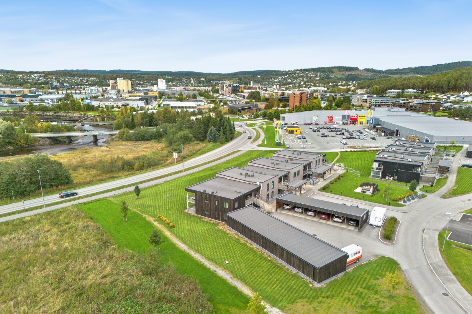 Området byr på flotte turområder i umiddelbar nærhet, svært gode solforhold og utsikt mot sjøen. Galleribilde