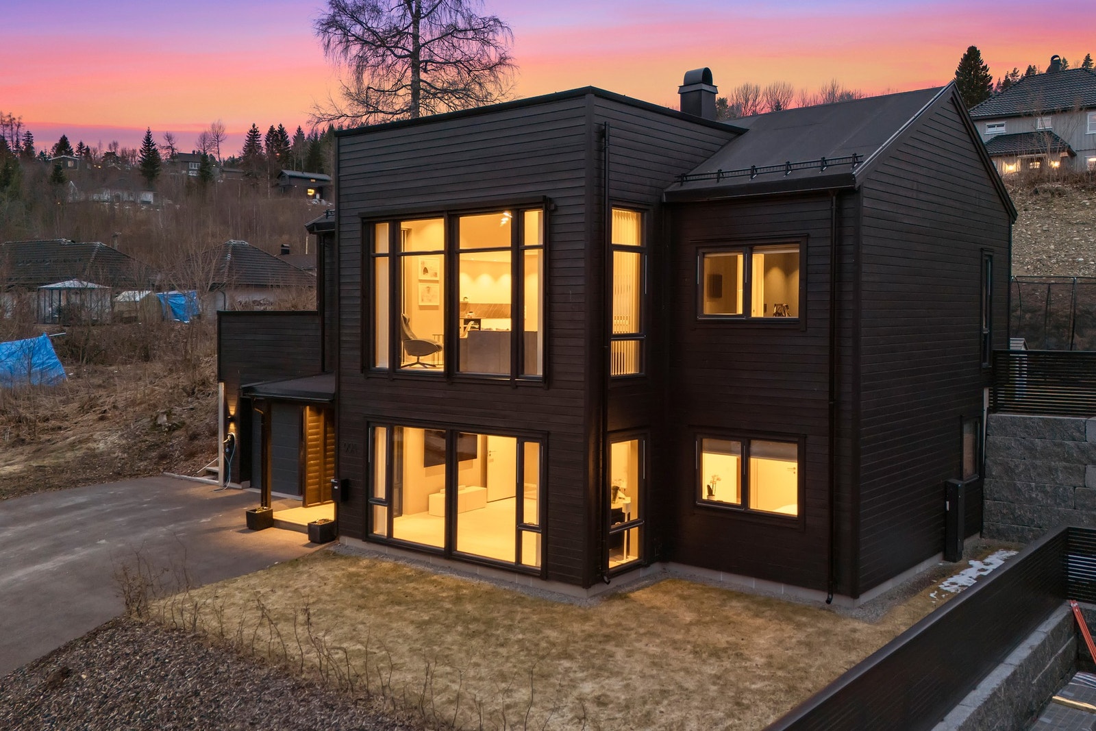 Hyggelig gressplen i fornt av huset. Galleribilde