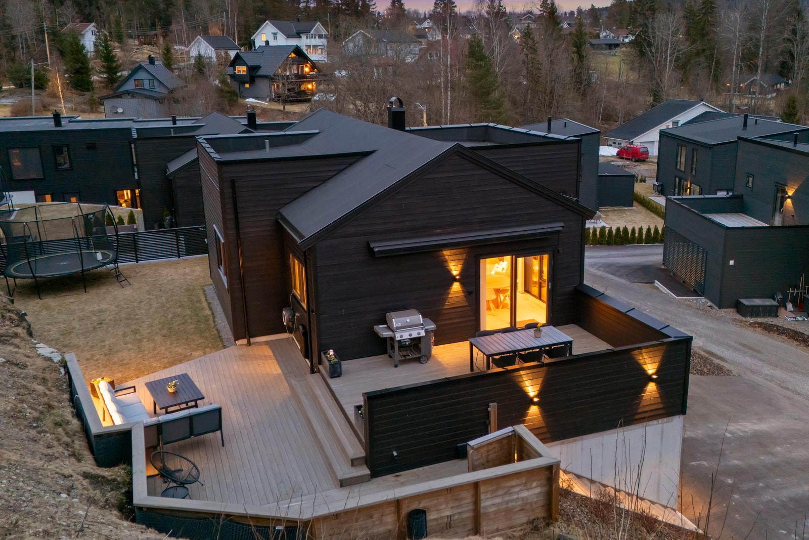 Boligen har en flott og solrik uteplass med opparbeidet platting og terrasse, elektrisk markise og hage med god plass til trampoline. Galleribilde