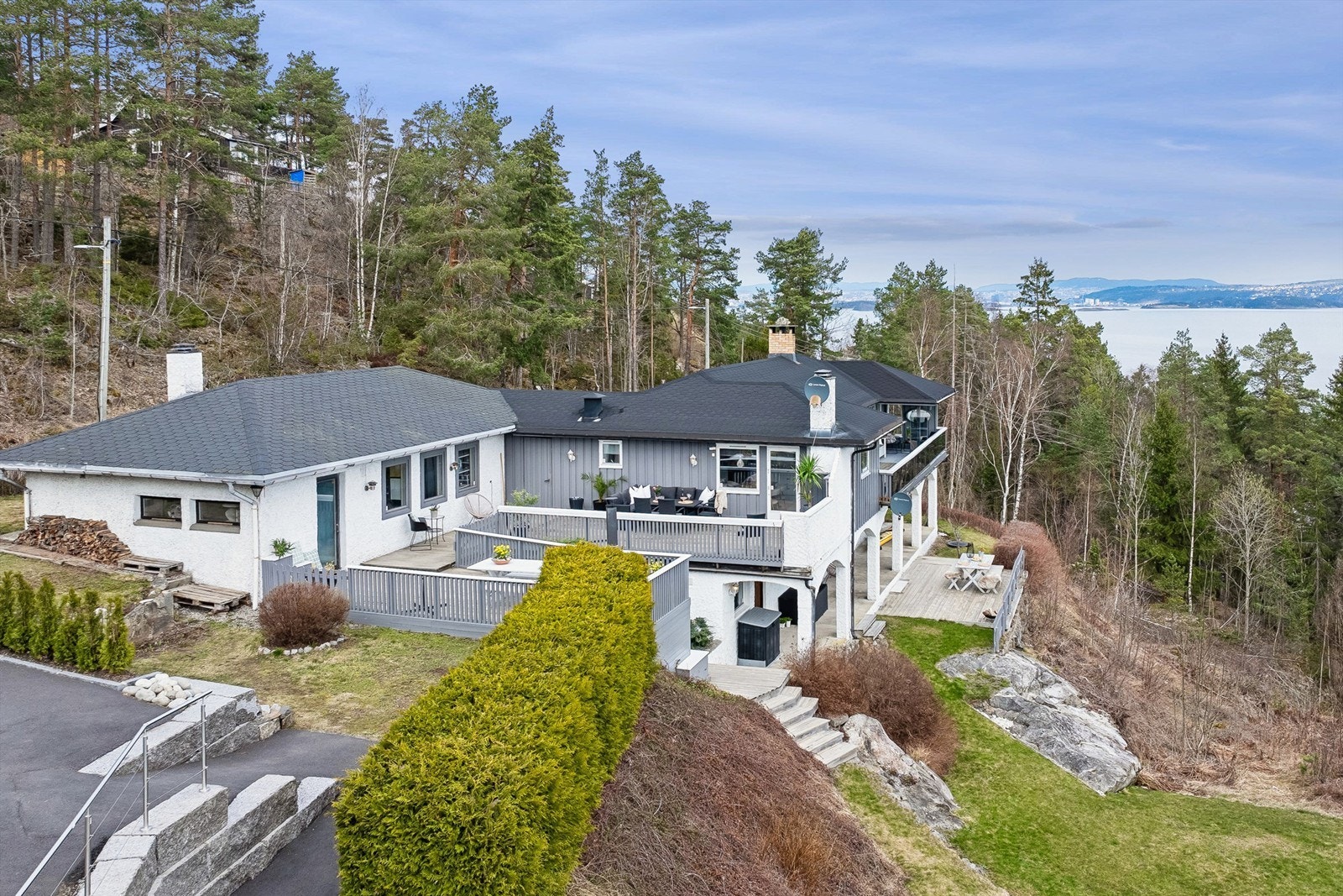 Boligen ligger høyt og fritt med fantastisk fjordutsikt, omgitt av en stor, pent opparbeidet tomt. De romslige terrasseflatene gir rikelig med plass til både avslapning og sosiale stunder - alt med utsikten som et imponerende bakteppe. Galleribilde