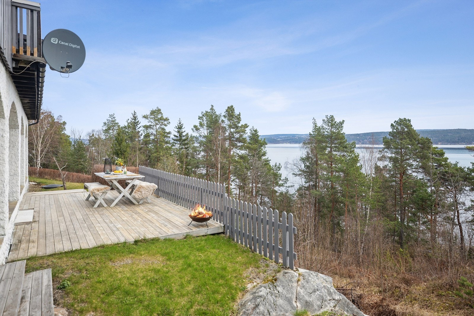 Stor platting med hyggelig uteplass i tilknytning til hagen, med nydelig utsikt mot fjorden. Galleribilde