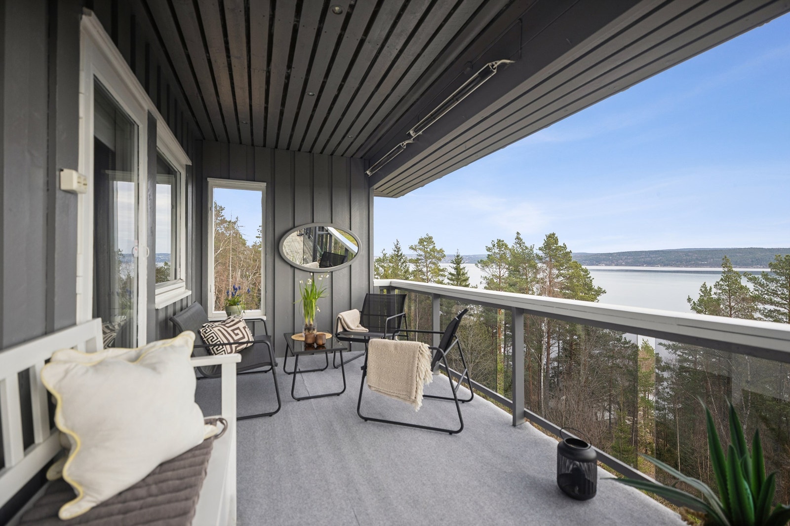 Det er utgang fra stuen til delvis overbygget østvendt veranda på hele 27 kvm. Her kan man virkelig nyte utelivet! Galleribilde