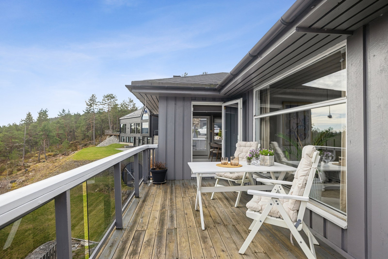 Balkongen har rikelig plass til flere sittegrupper, perfekt for både avslapning og sosiale samlinger. Galleribilde