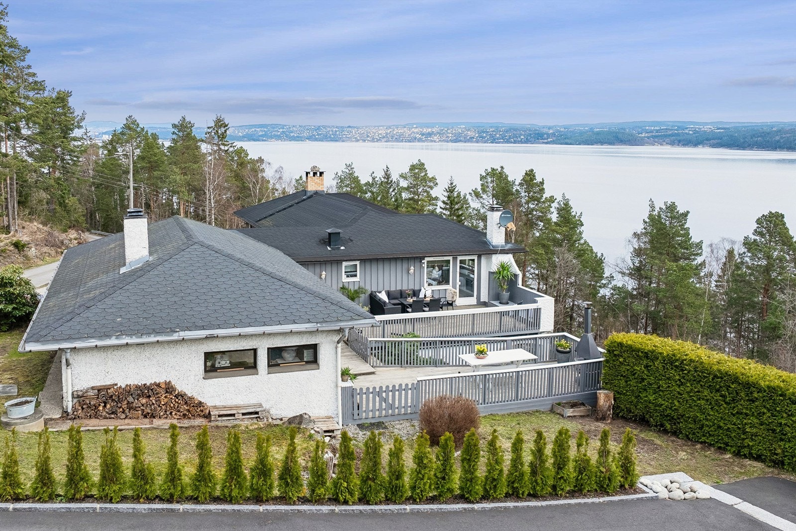 Velkommen til Torvvikveien 59! Presentert av eiendomsmegler Anniken Øderud v/Krogsveen Nesodden. Foto: Per O. Skjellnan v/Efkt Galleribilde