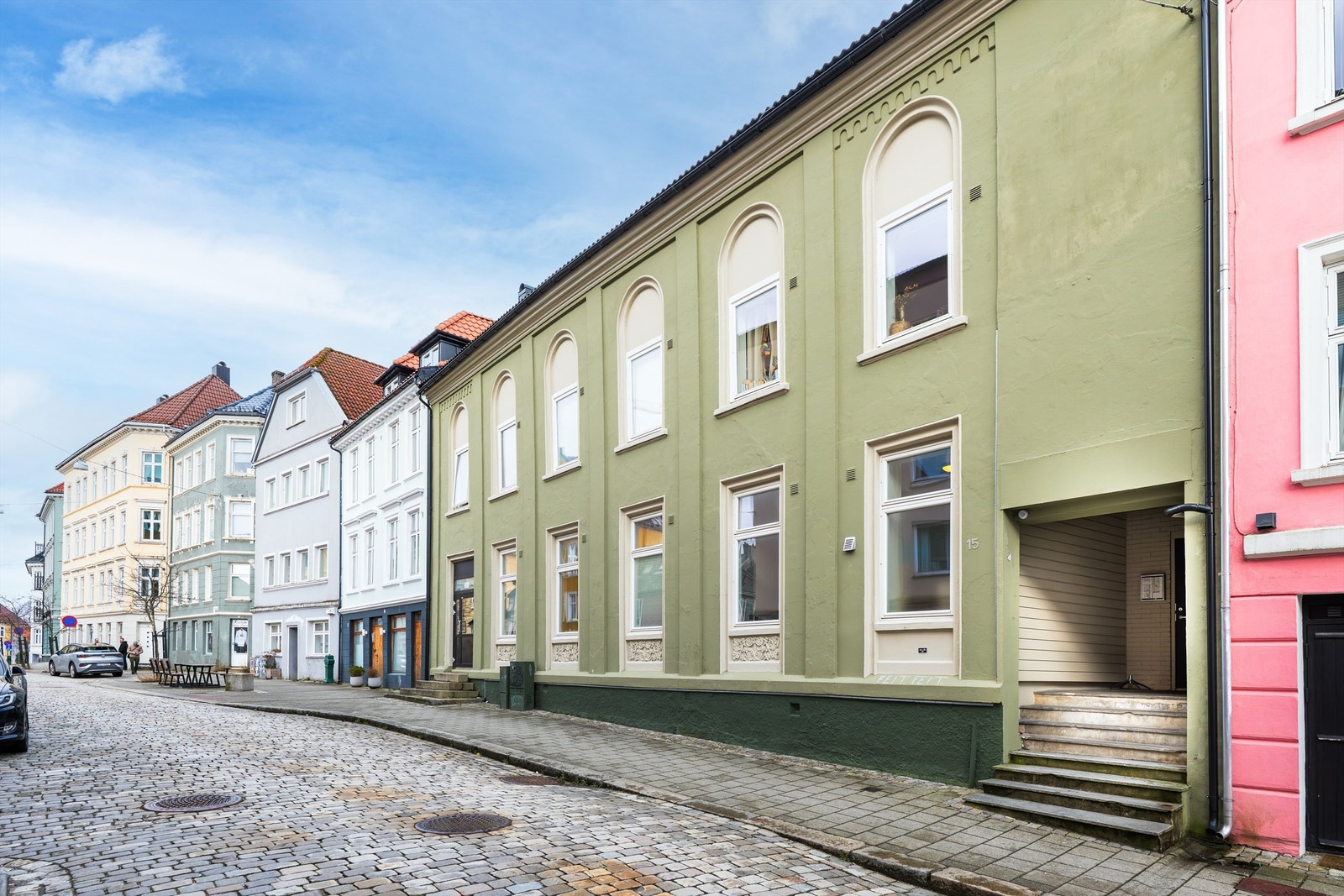 Borettslaget ligger i en koselig brosteins gate i sentrum. Galleribilde