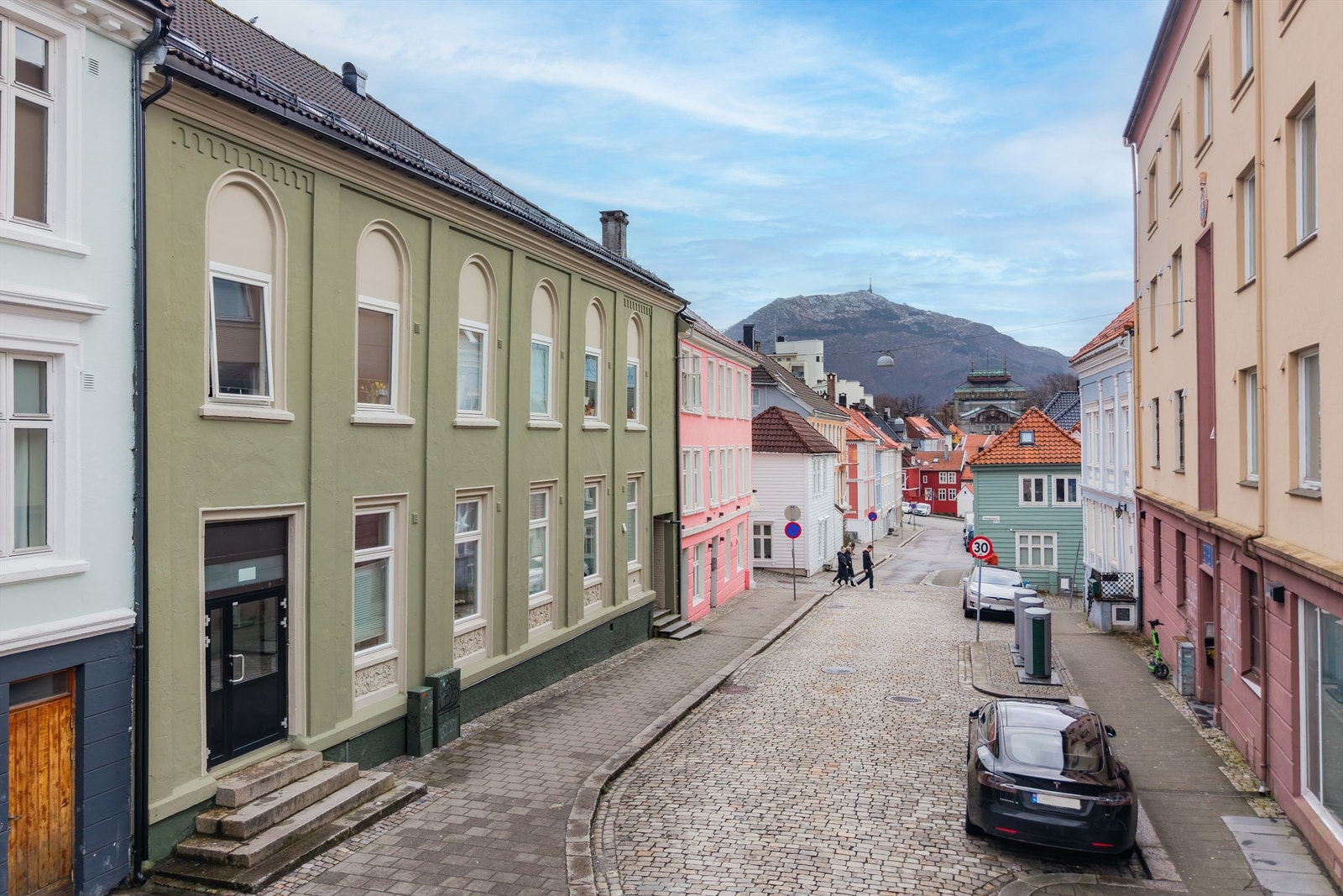 Leiligheten ligger meget sentral i Bergen sentrum med nærhet til "alt". Galleribilde